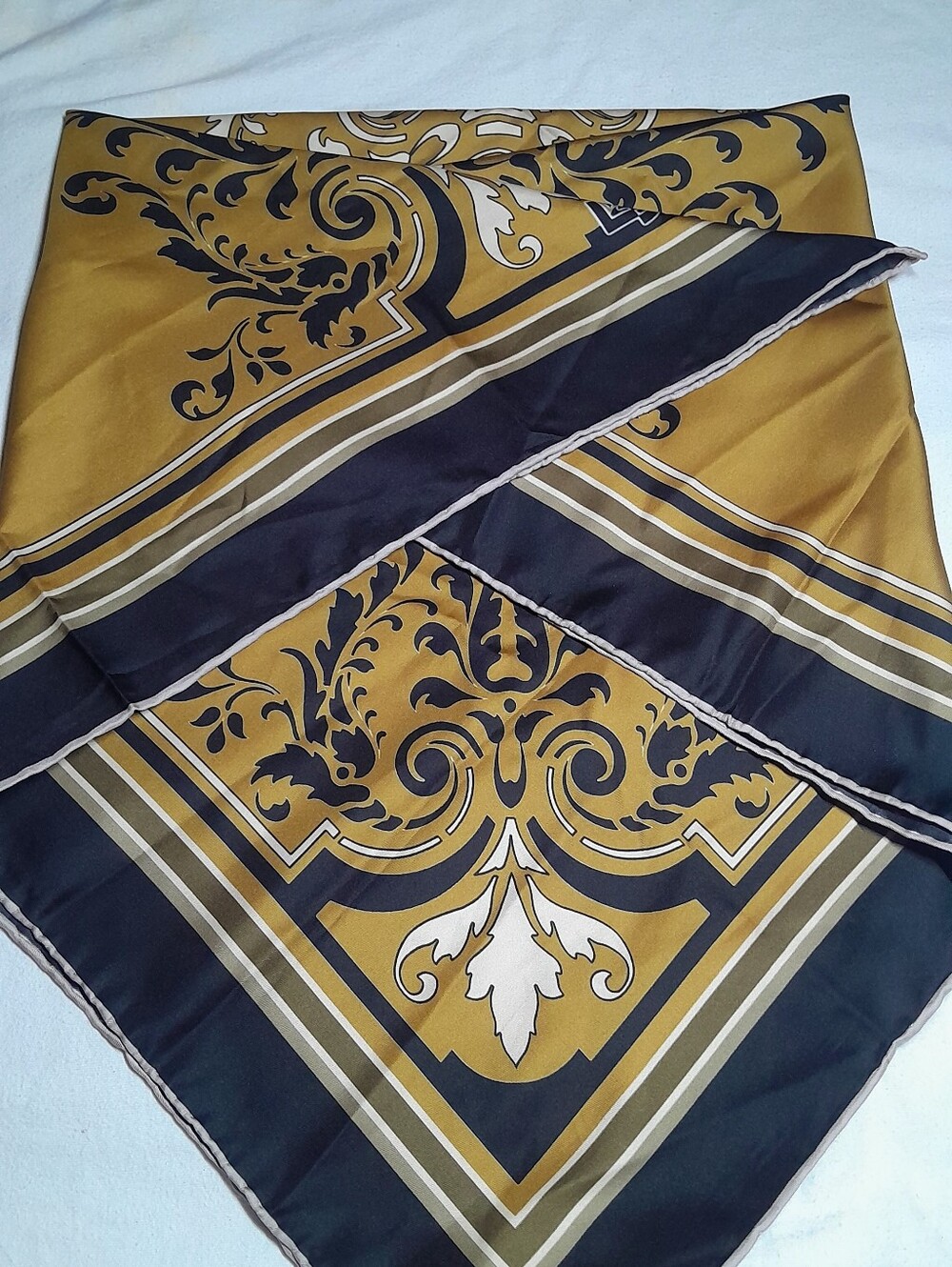 Elegant Gold and Black Baroque Print Women's Scarf